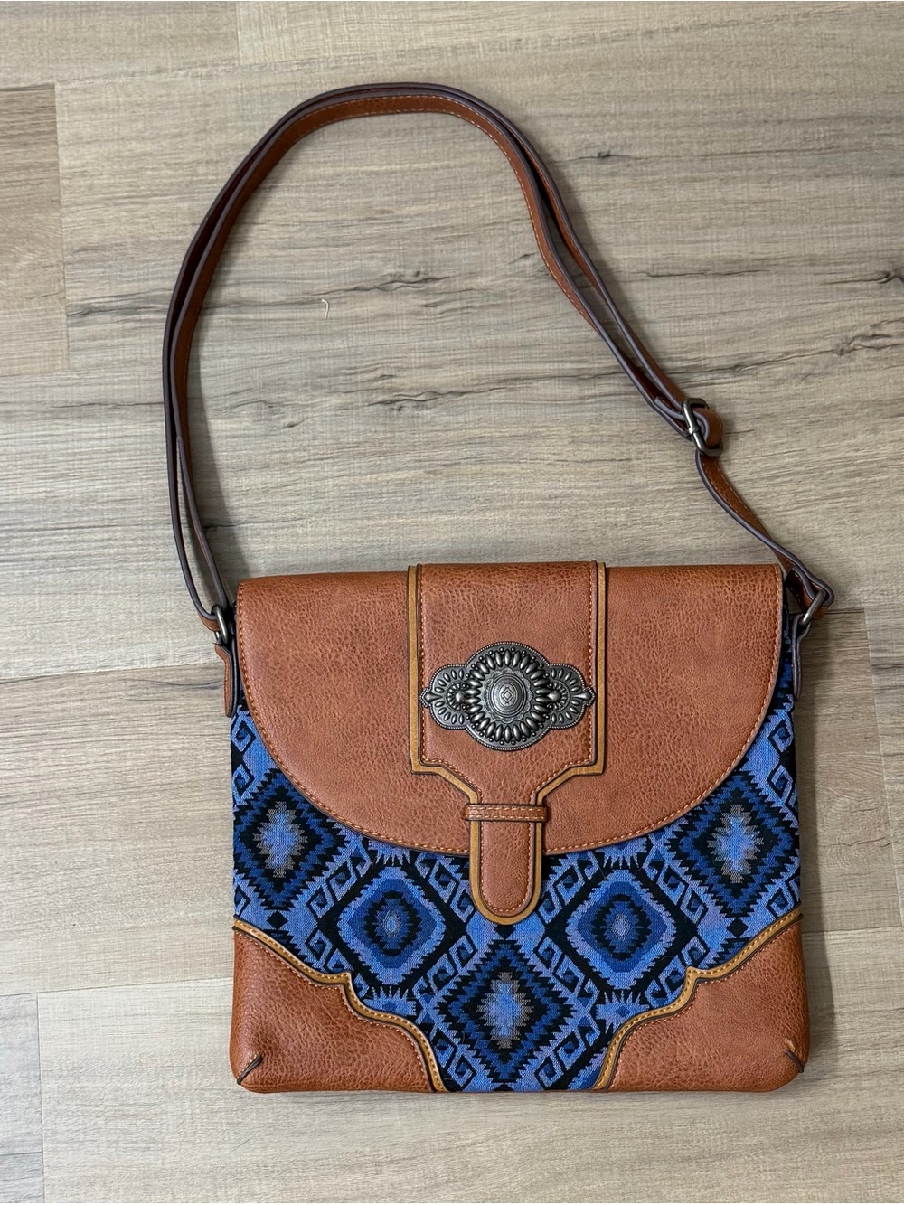 Women’s Western-style crossbody bag by Justin Boots